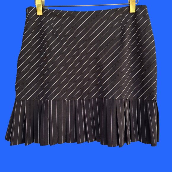 Y2K Black Pinstriped Pleated Mini Skirt Size S Academia Office Goth Emo Preppy - Picture 1 of 5